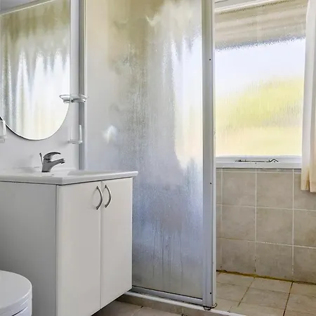 Stunning In W/ 2 Bedrooms Hébergement de vacances Tversted